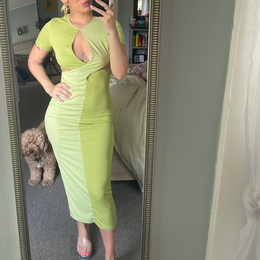 🥝 Split hem cut out two tone twist dress size small in kiwi